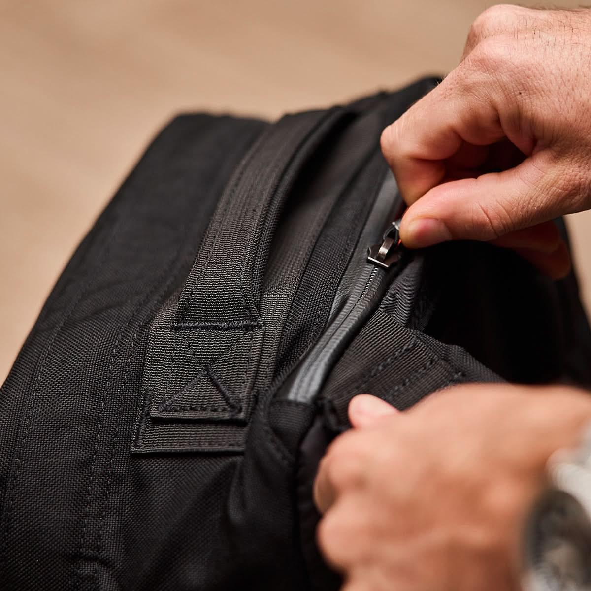 GR1 21L in Black — zipper detail