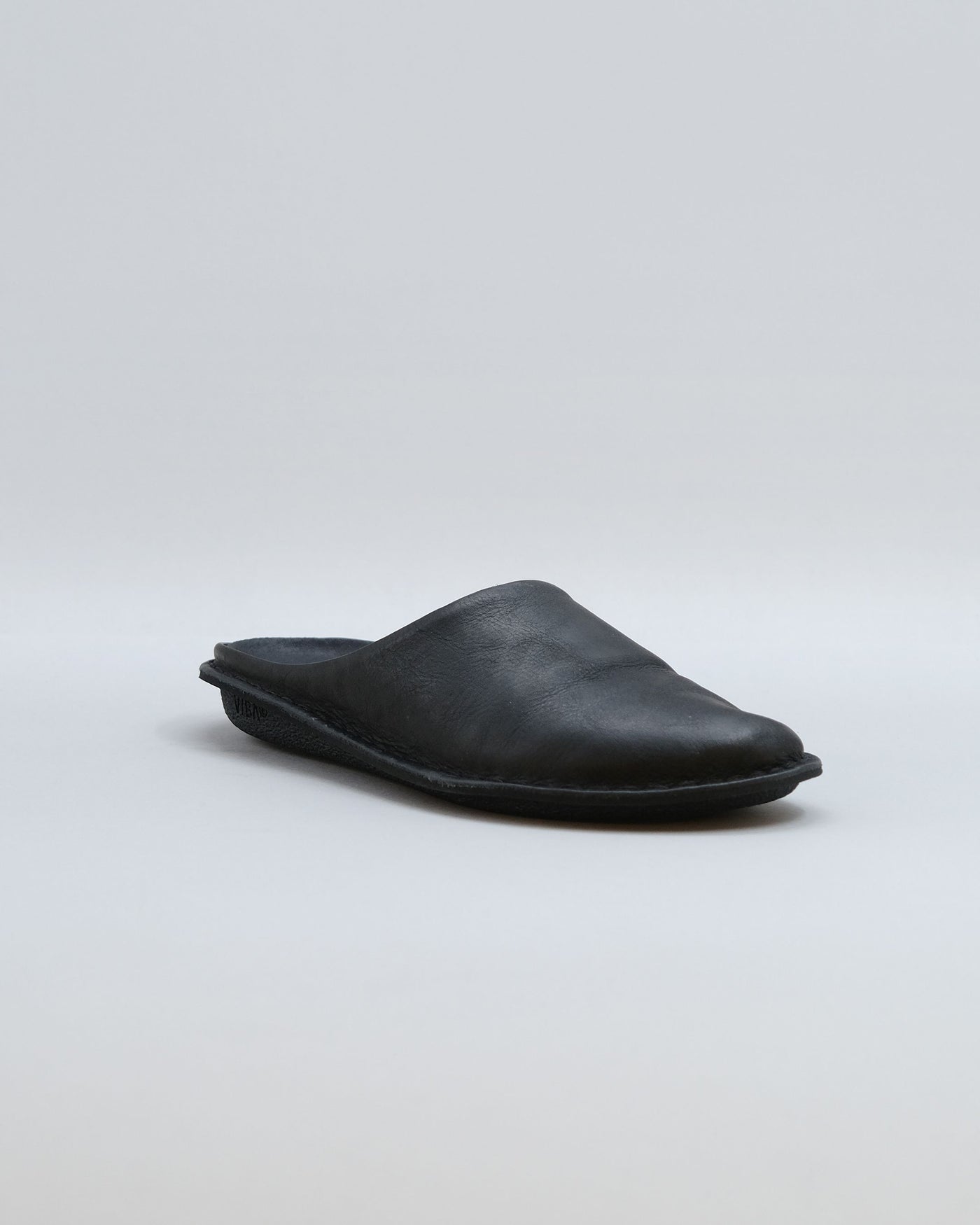 Roma leather in Preto Black — three-quarter view